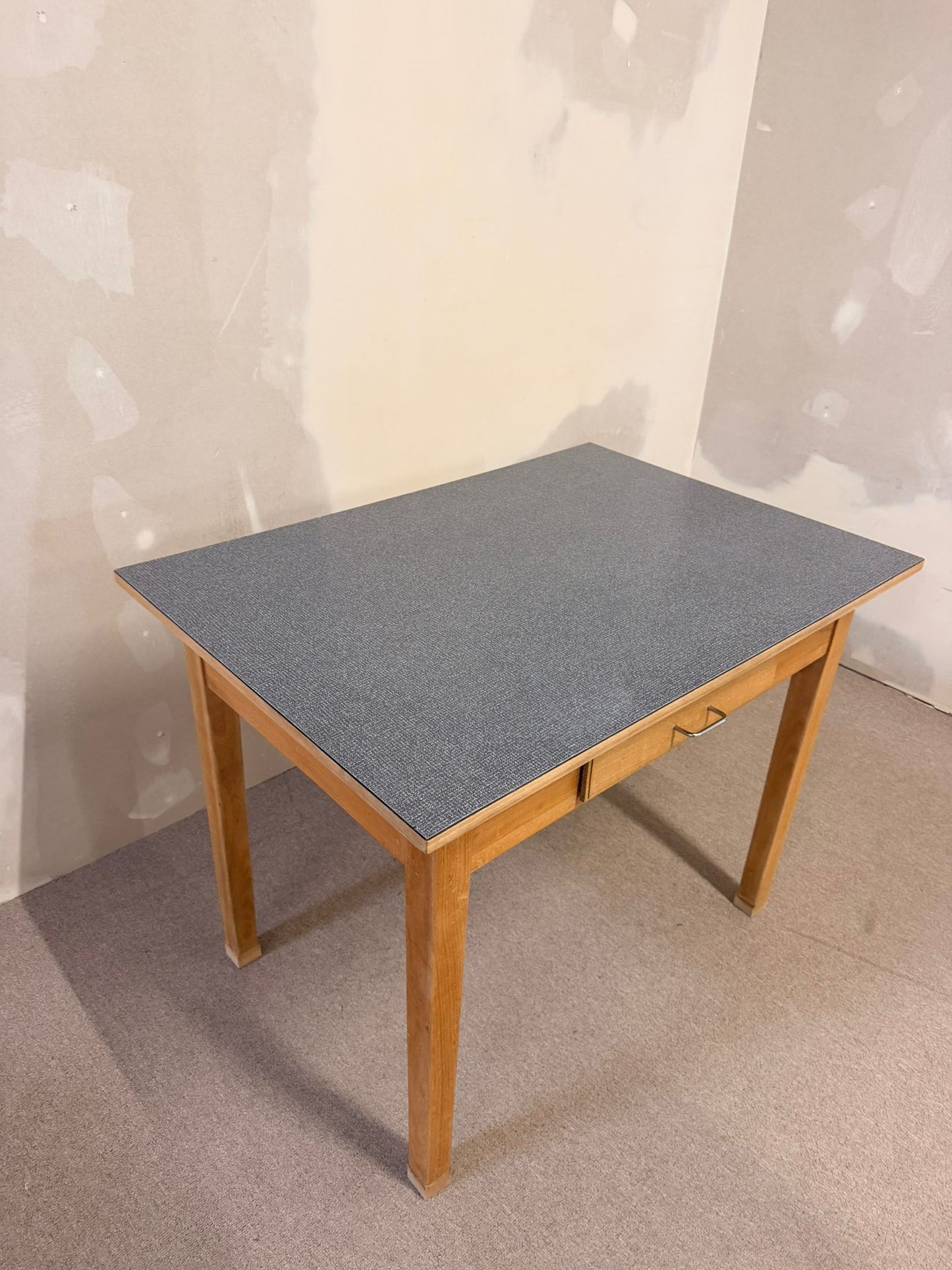 Robuster Vintage Tisch mit Schublade und Resopalplatte