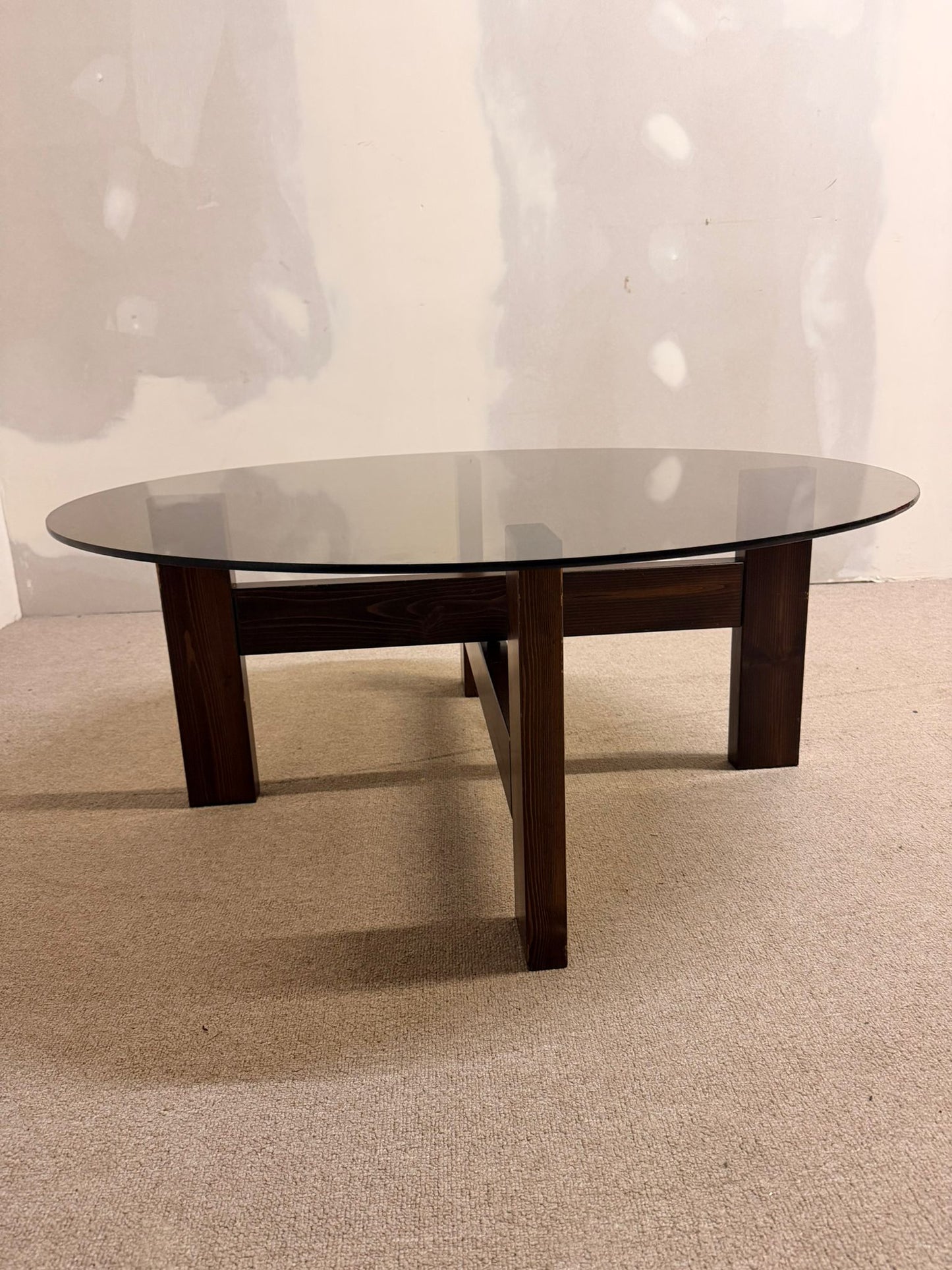 Couchtisch, 1970er Jahre Rauchglas und dunkles Holzgestell