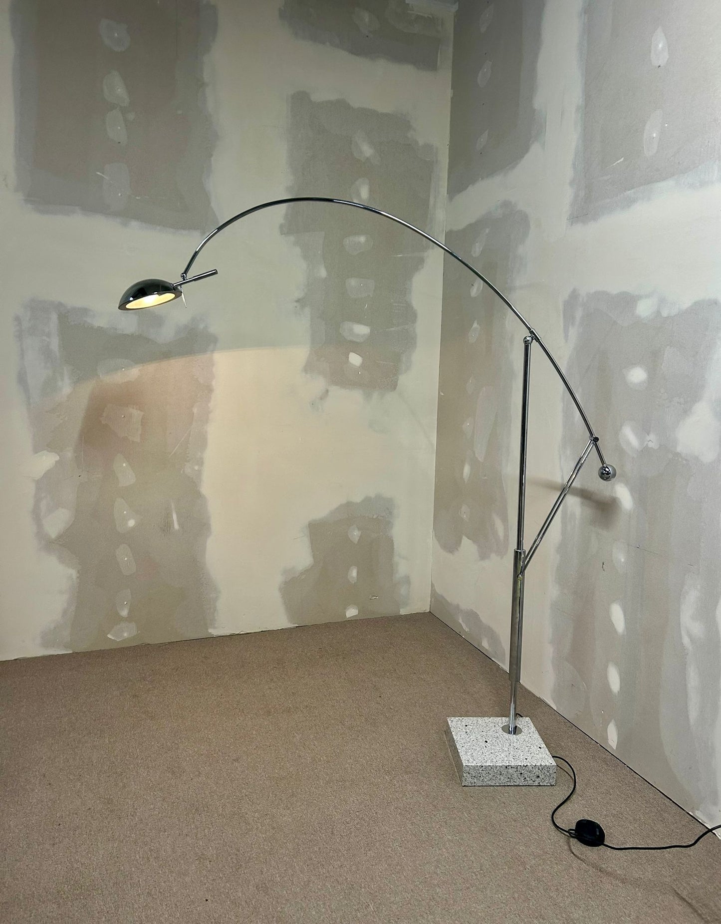 Design Stehlampe Bogenlampe, Granitsockel und Chromgestell