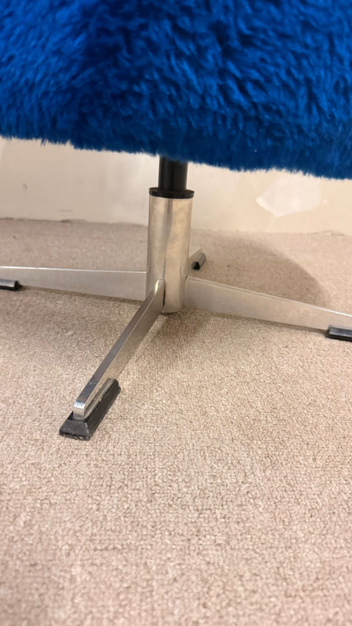 70er Jahre Mid Century Plüschsessel drehbar in Blau
