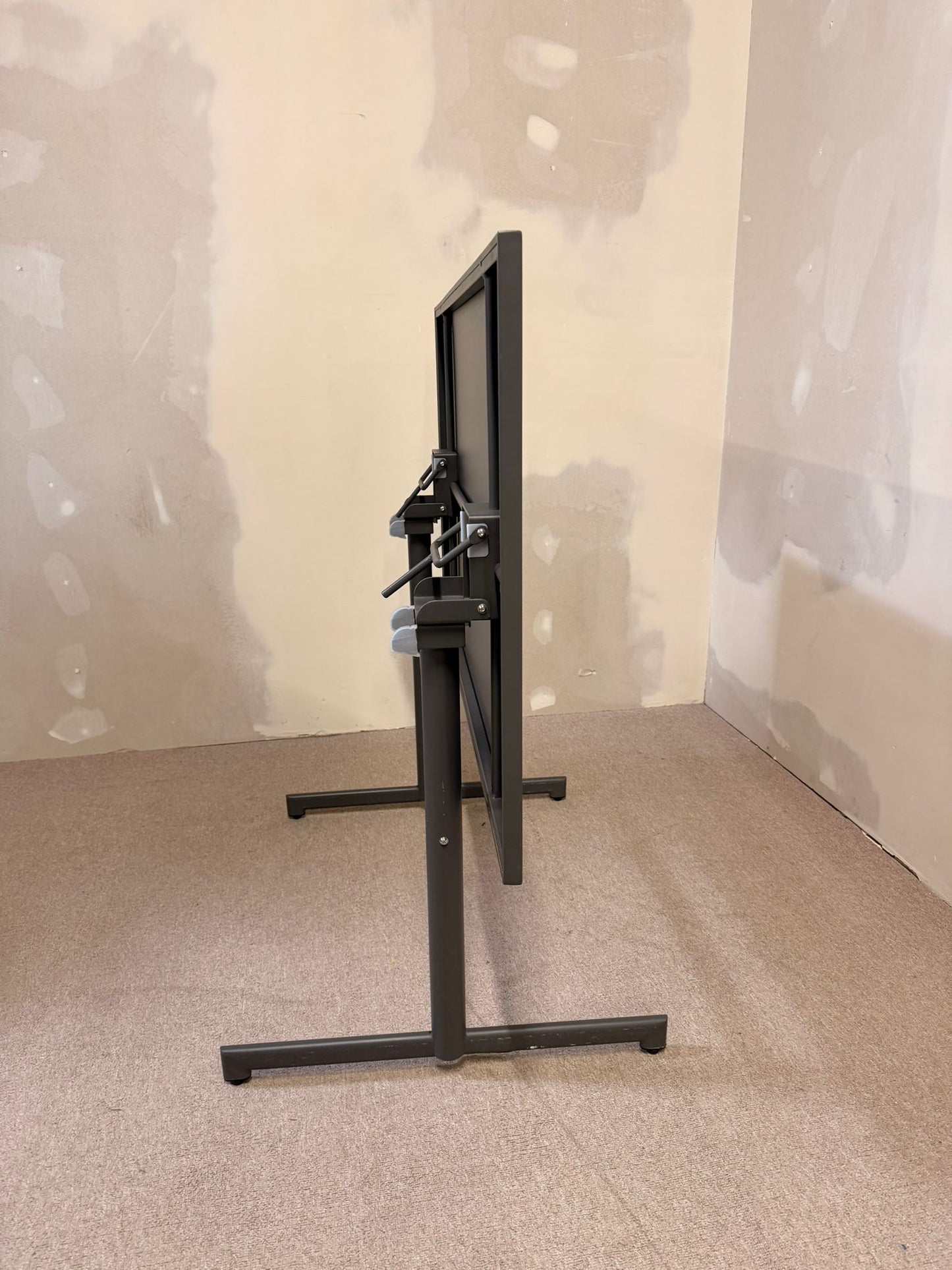 Robuster Klapptisch Gartentisch aus Metall/ Aluminium, grau