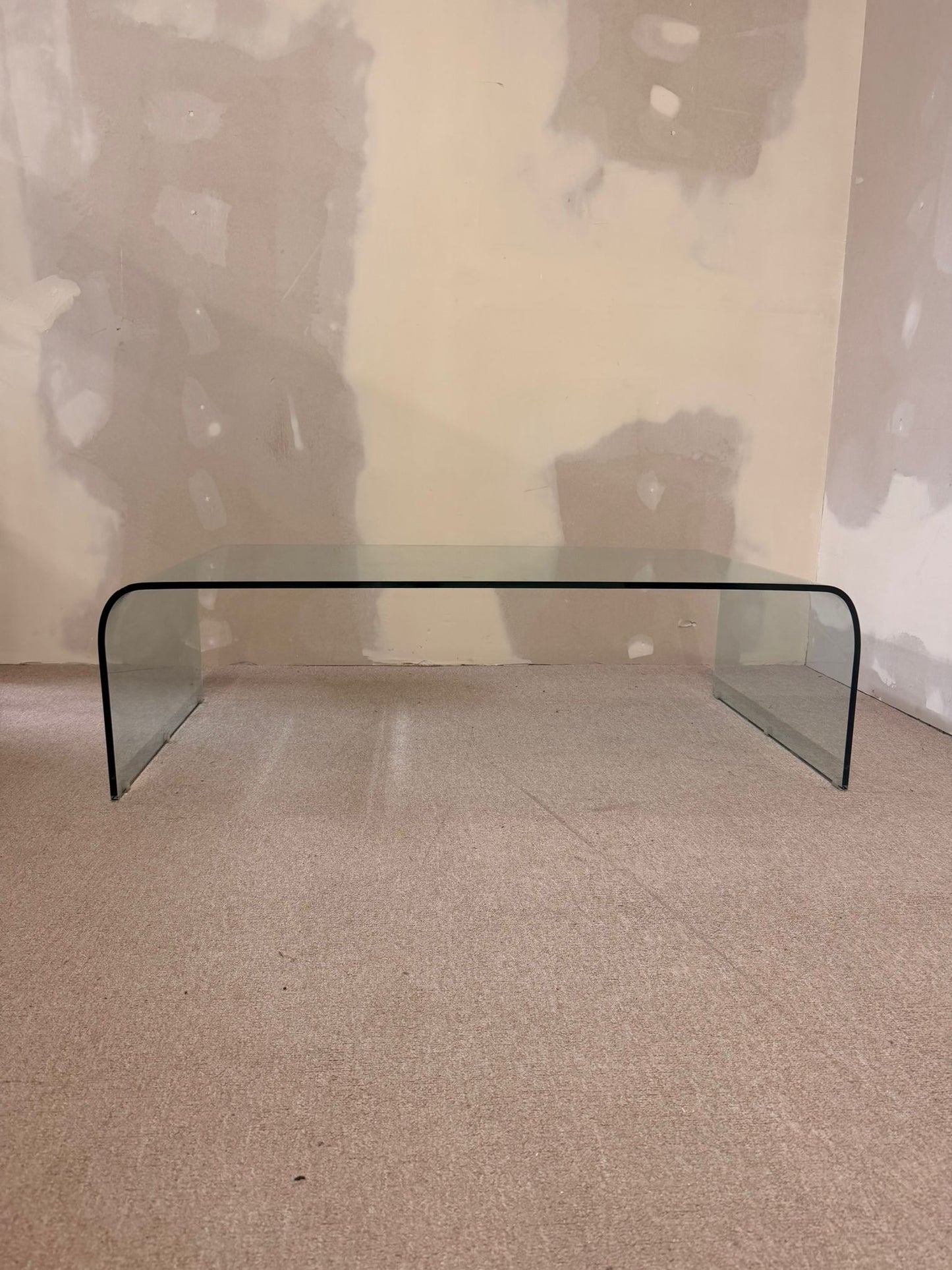 Minimalistischer Mid Century Glastisch, gebogener Glasplatte