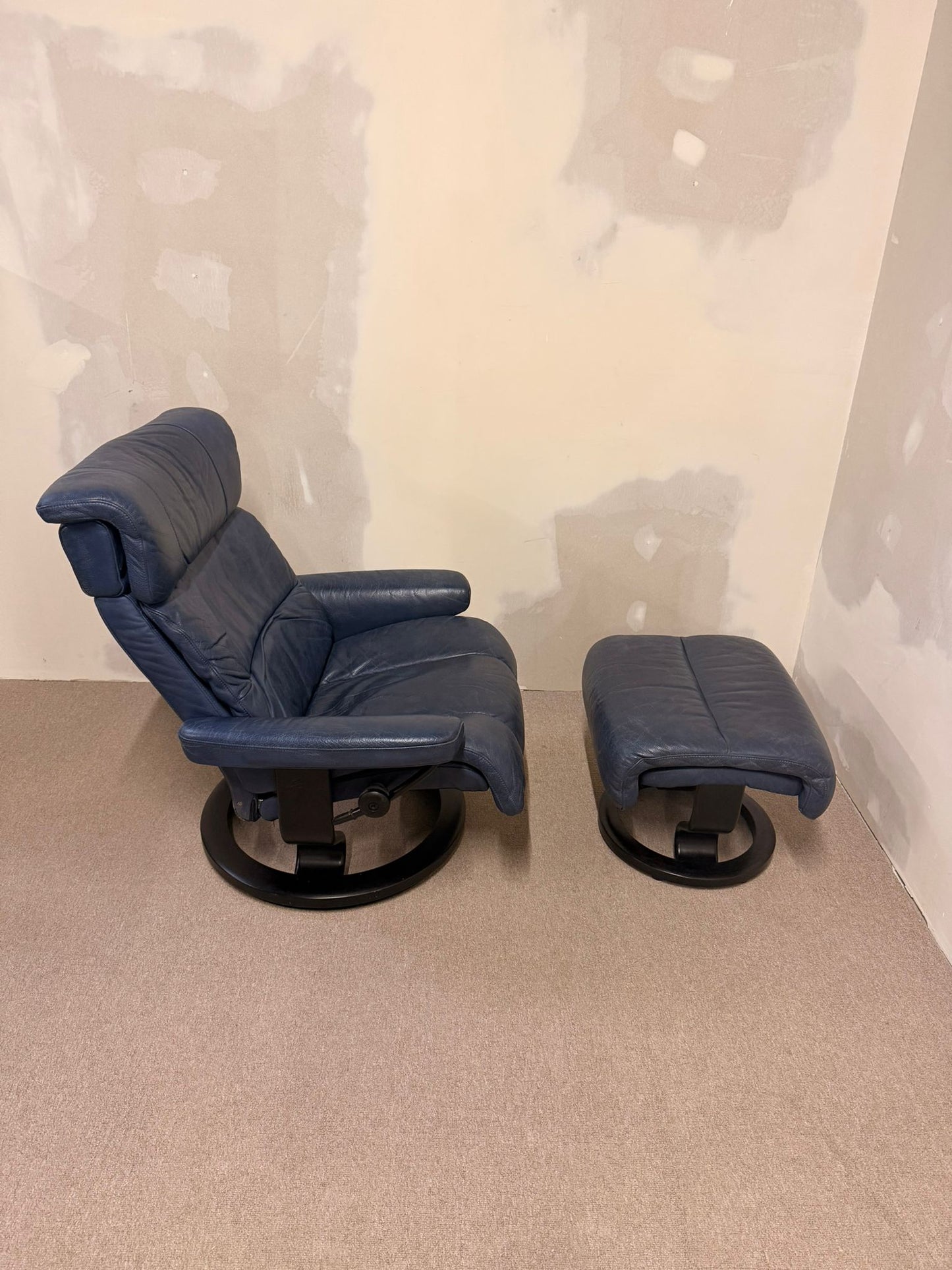 Ledersessel Relaxsessel von Stressless + Ottoman (L) in blau
