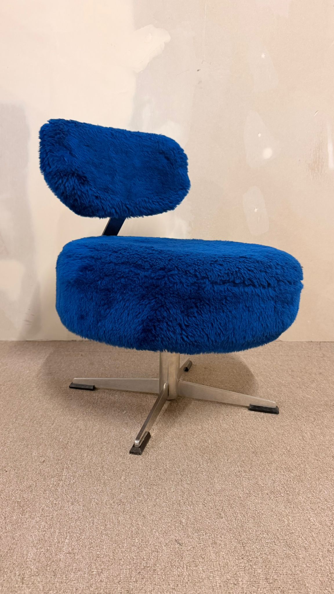70er Jahre Mid Century Plüschsessel drehbar in Blau