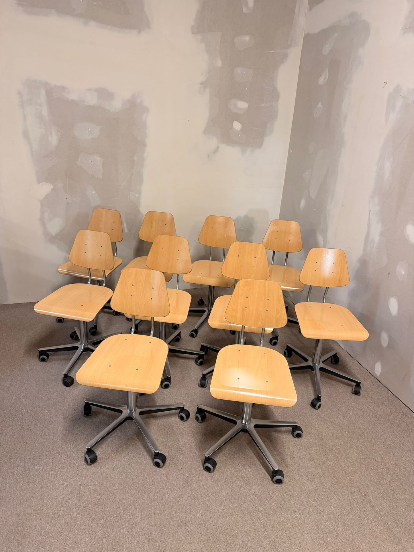 Schweizer Atelier Embru Schulstuhl Bürostuhl mit Rollen 38x