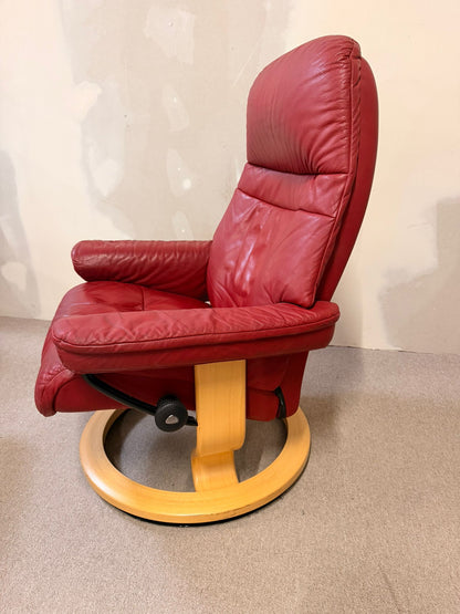 Drehbarer Stressless Sessel aus Leder mit Hocker rot (S/M)