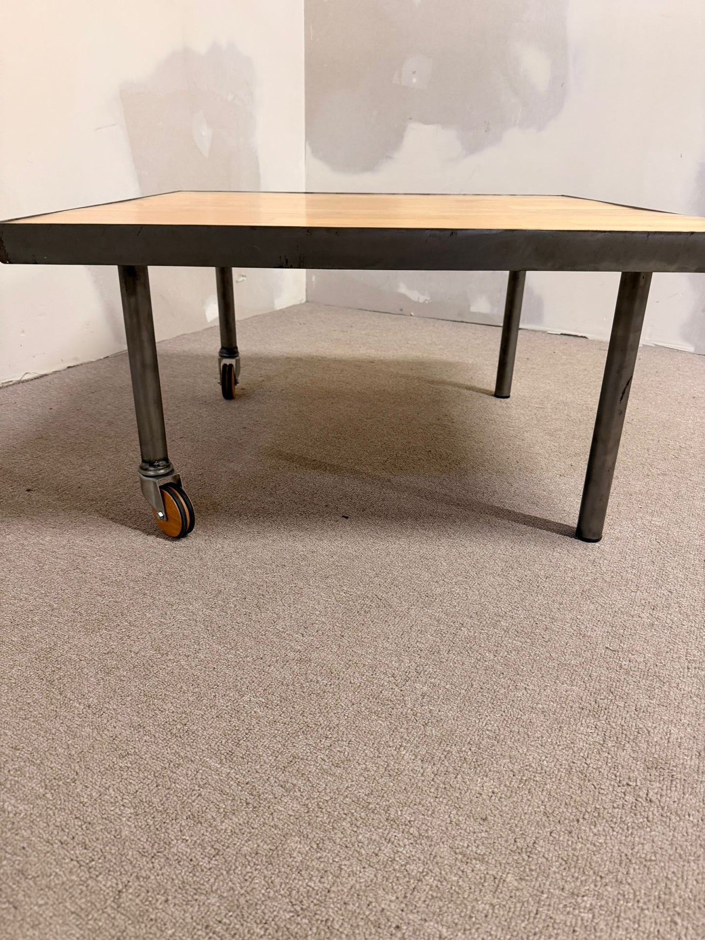 Couchtisch aus Holz und Metall mit 2 Rollen Handmade