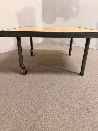 Couchtisch aus Holz und Metall mit 2 Rollen Handmade