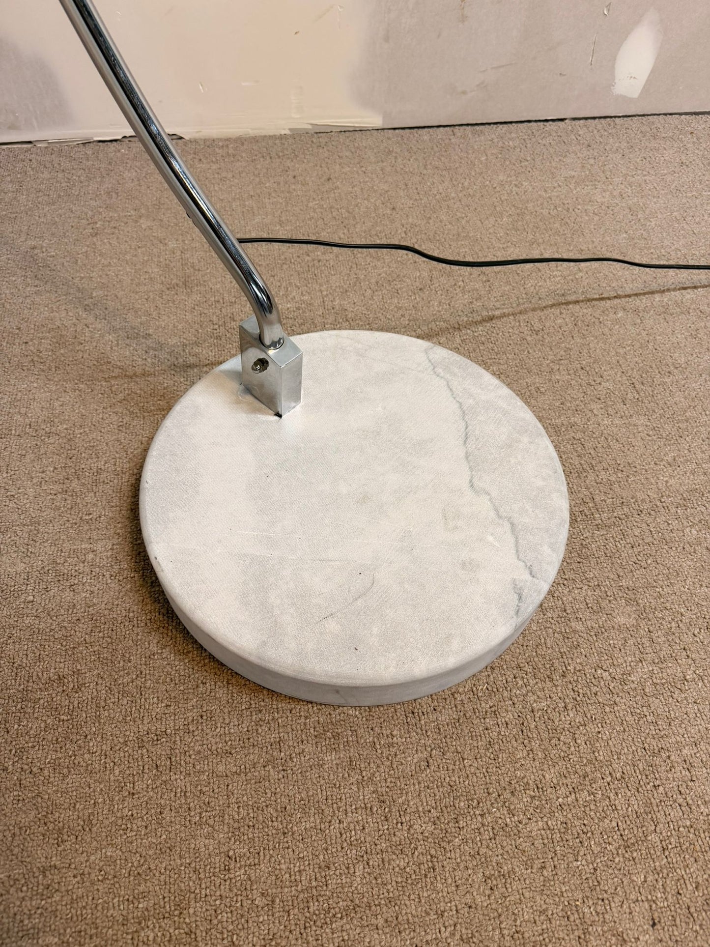 Bogenlampe mit Marmorfuss und schwarzem Lampenschirm