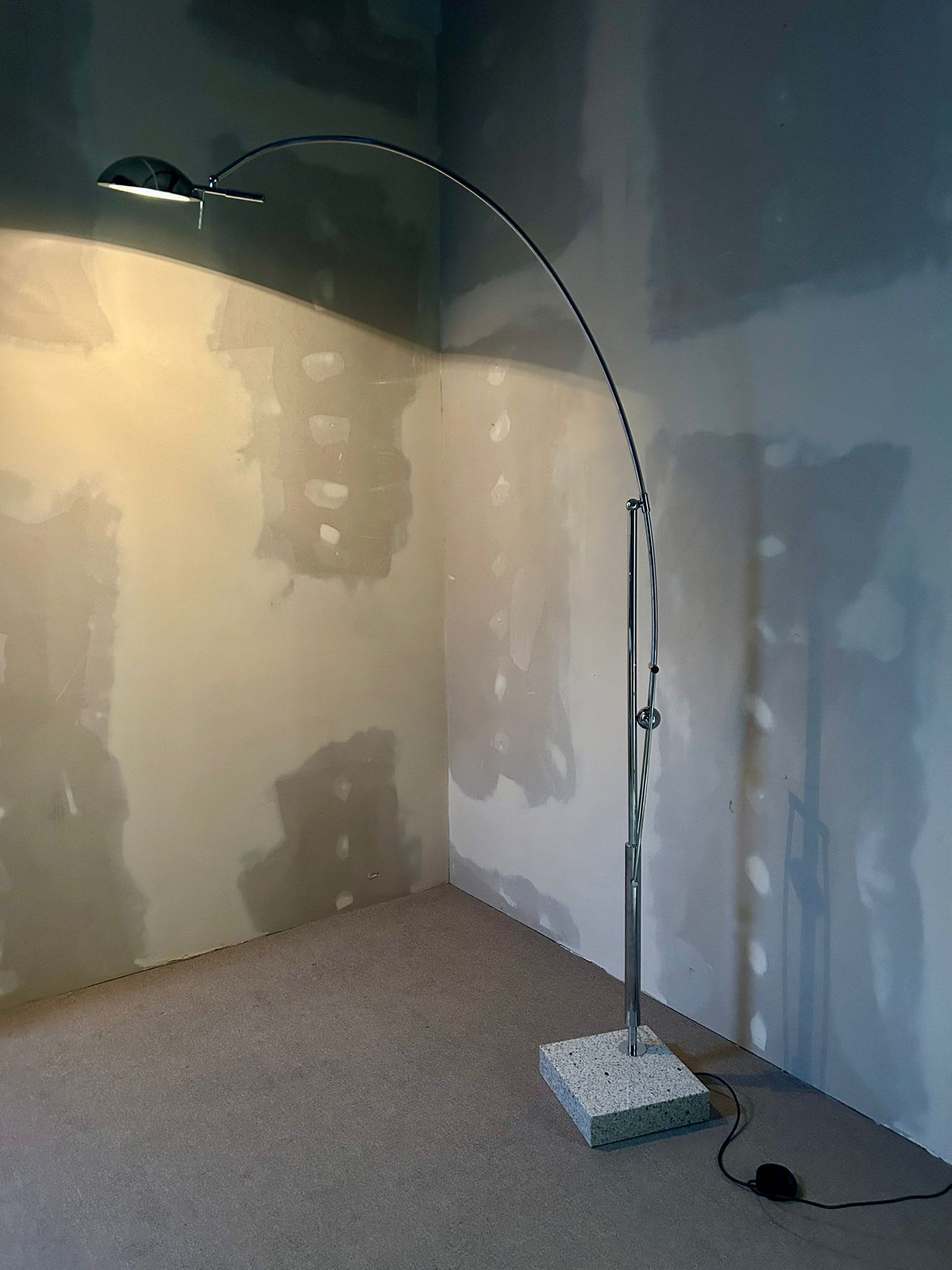Design Stehlampe Bogenlampe, Granitsockel und Chromgestell