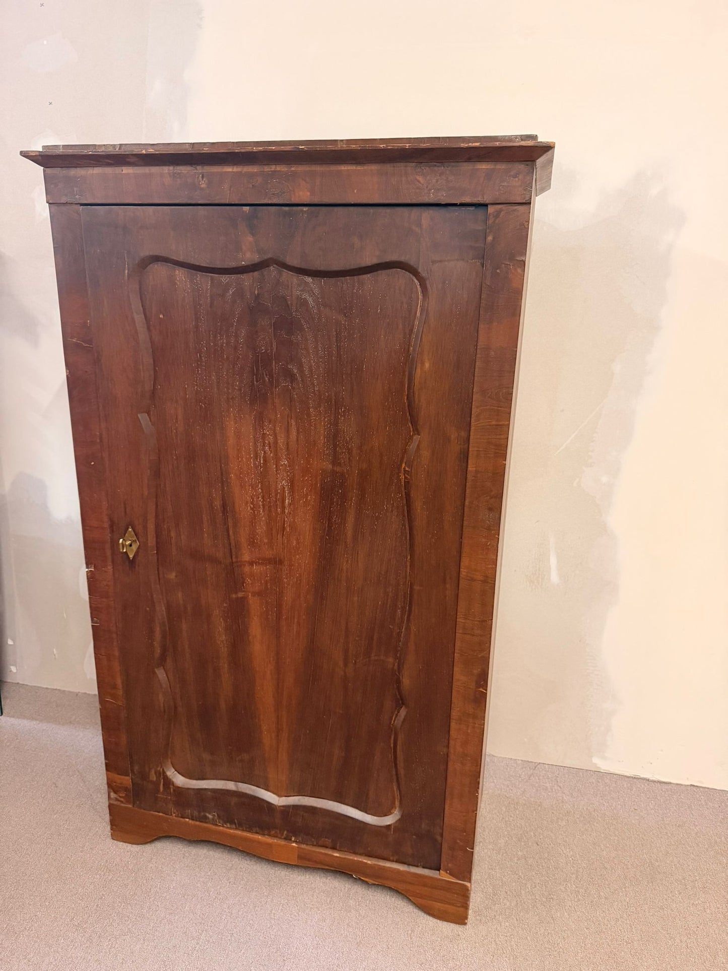 Antiker Biedermeier Schrank aus Holz mit Regalböden um 1930