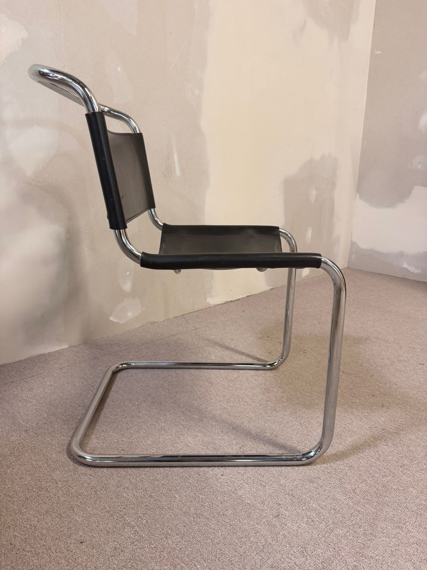 Freischwinger aus Leder mit Chromgestell im Bauhaus Stil