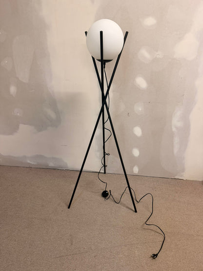 Stylische dreibein Stehlampe mit Glaskugel und Metallständer