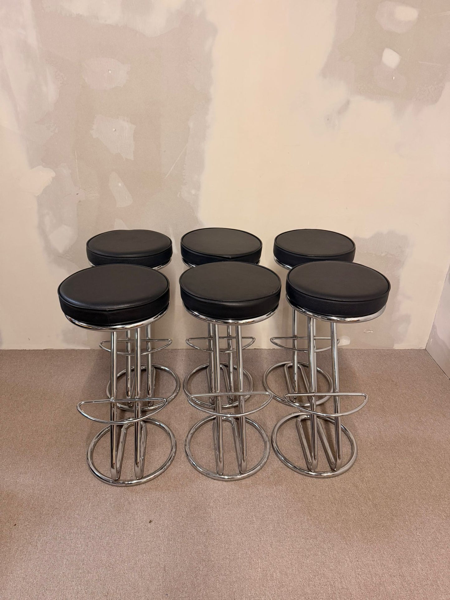 6x Barhocker Z-Modell, schwarze Polsterung mit Chromgestell