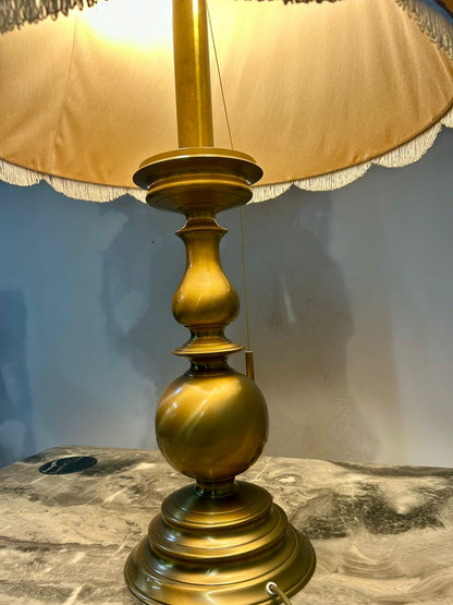 Vintage Tischlampe mit goldfarbenen Sockel und Stoffschirm