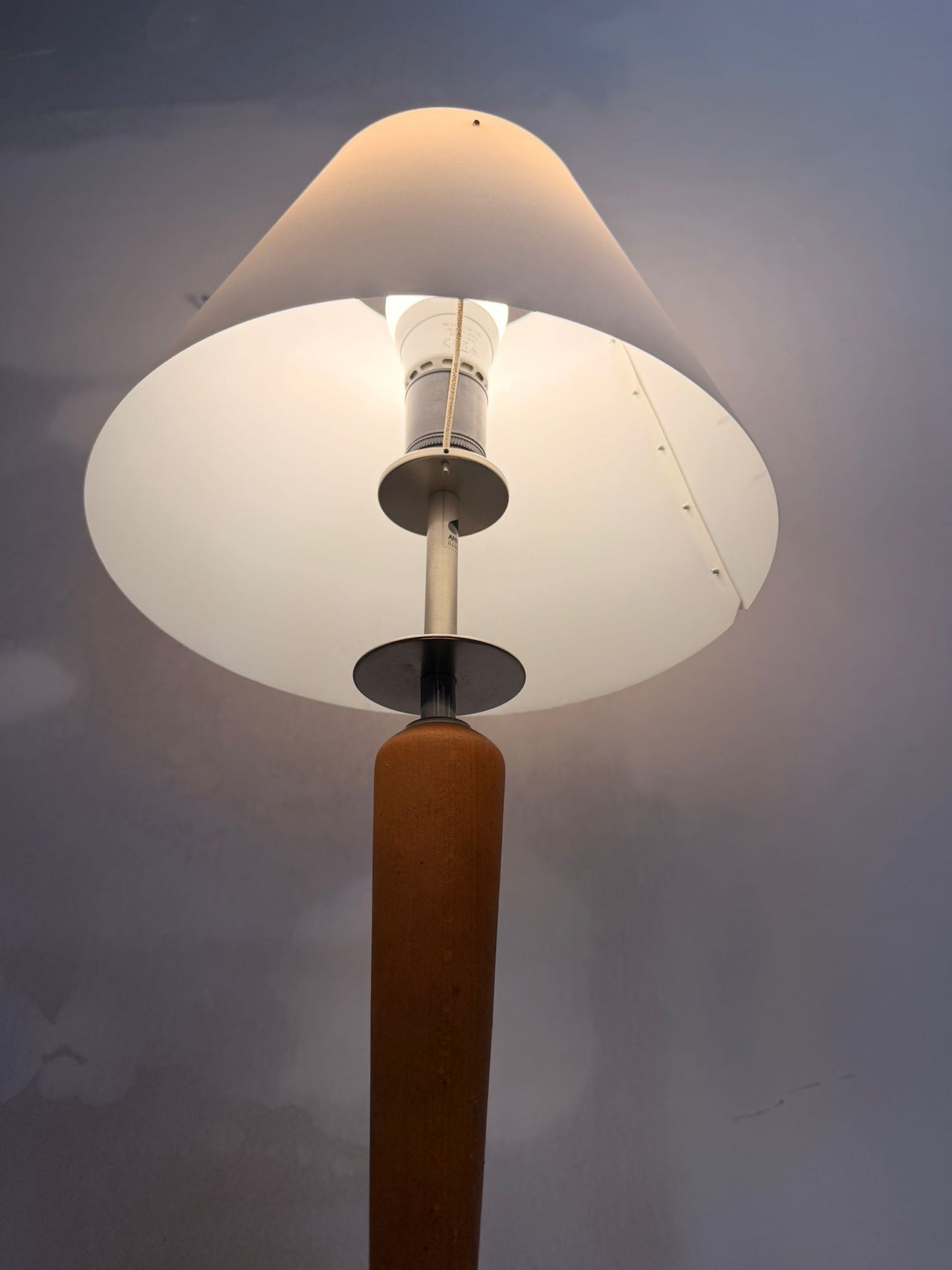 Vintage Tischlampe im Art Deco Stil mit weissem Lampenschirm