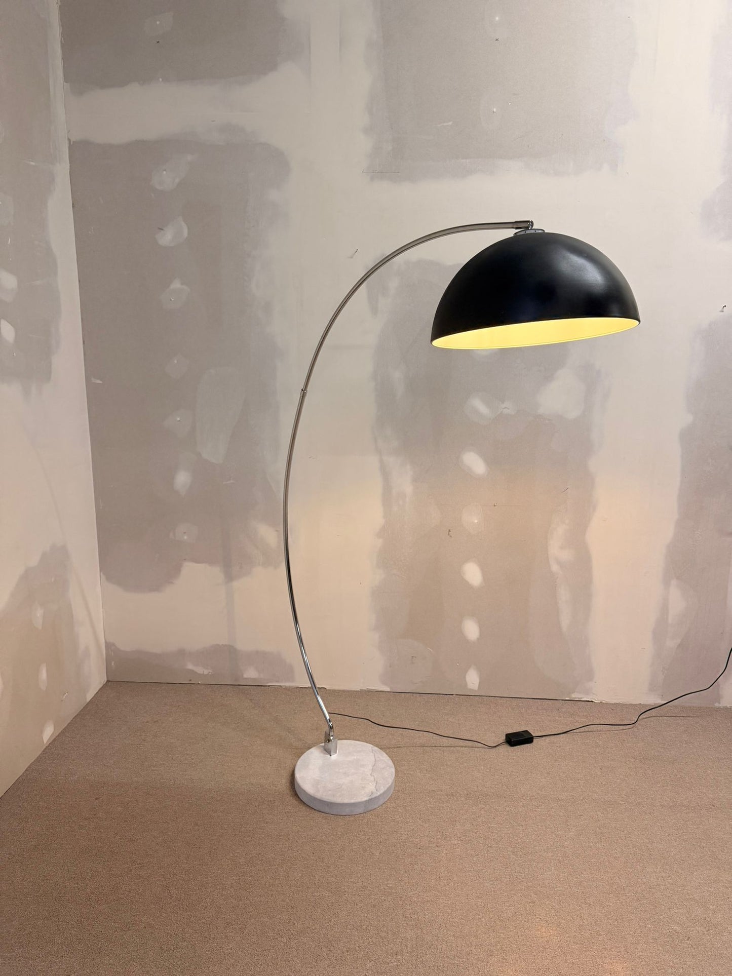 Bogenlampe mit Marmorfuss und schwarzem Lampenschirm