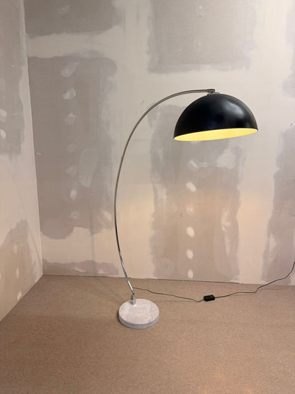 Bogenlampe mit Marmorfuss und schwarzem Lampenschirm
