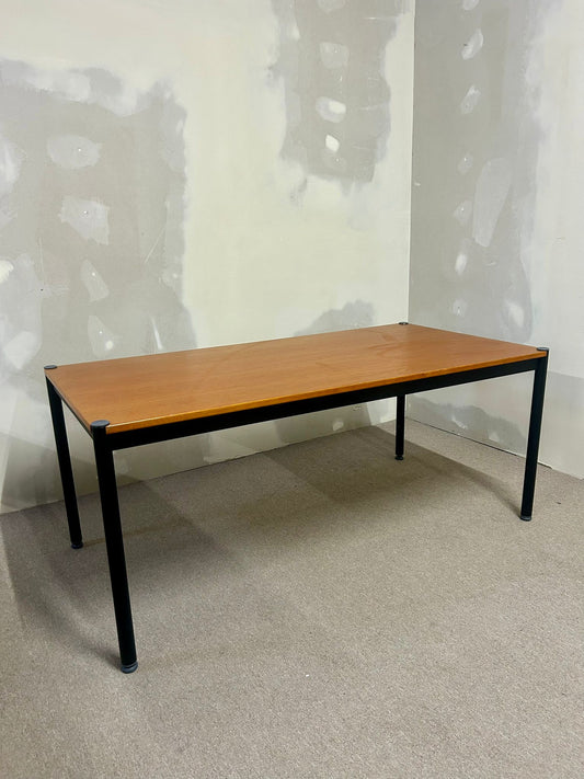 Robuster Esstisch, Tisch mit Stahlrahmen, Bürotisch
