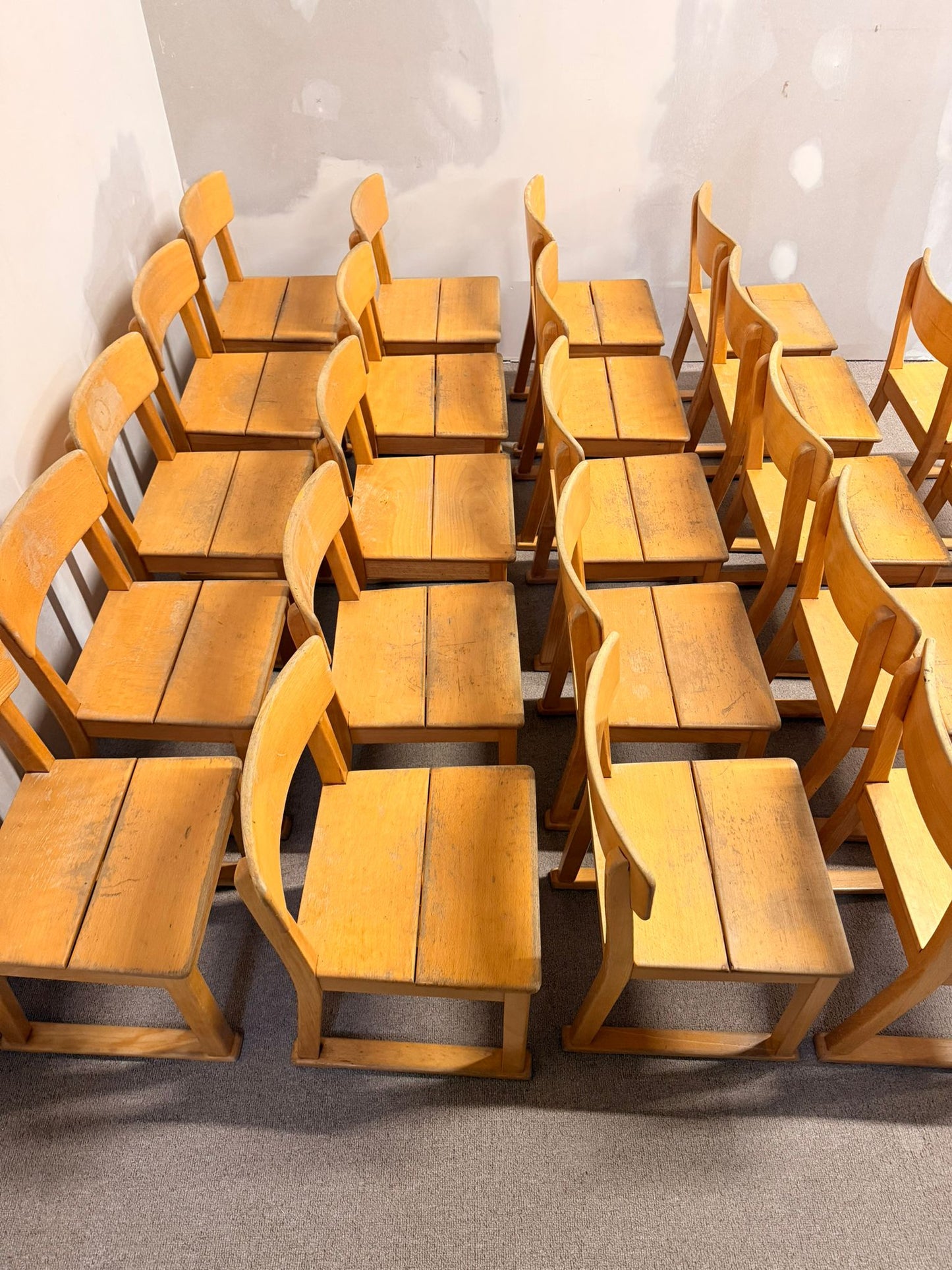 Stabile Kinderstühle aus Holz, ideal für Kindergarten/Krippe