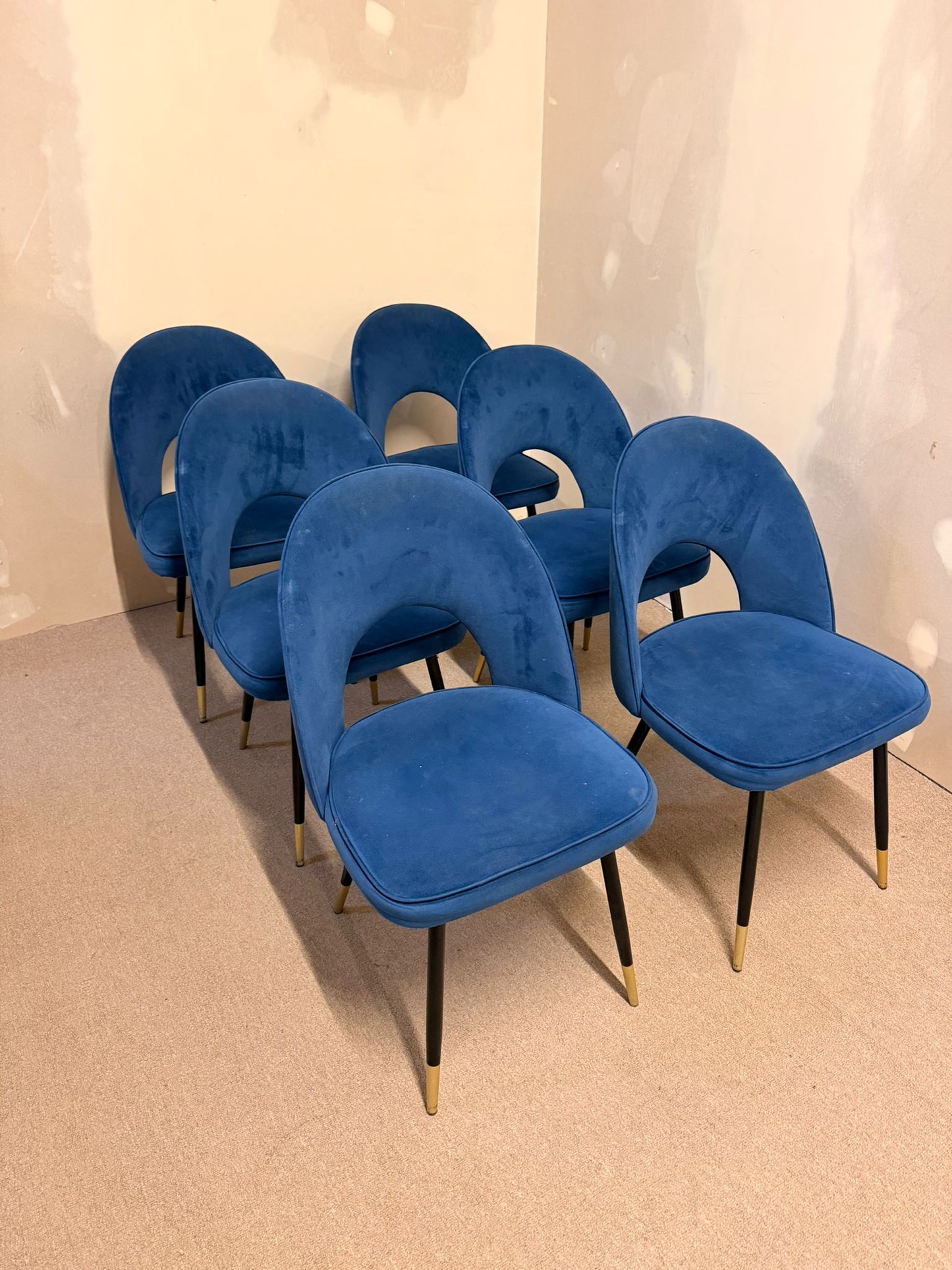 Moderne gepolsterte Esszimmerstühle mit blauem Samtstoff