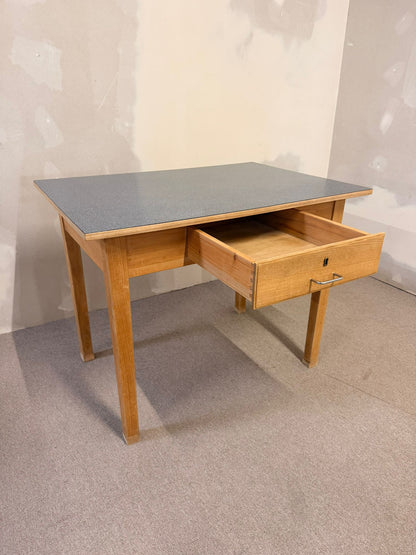 Robuster Vintage Tisch mit Schublade und Resopalplatte