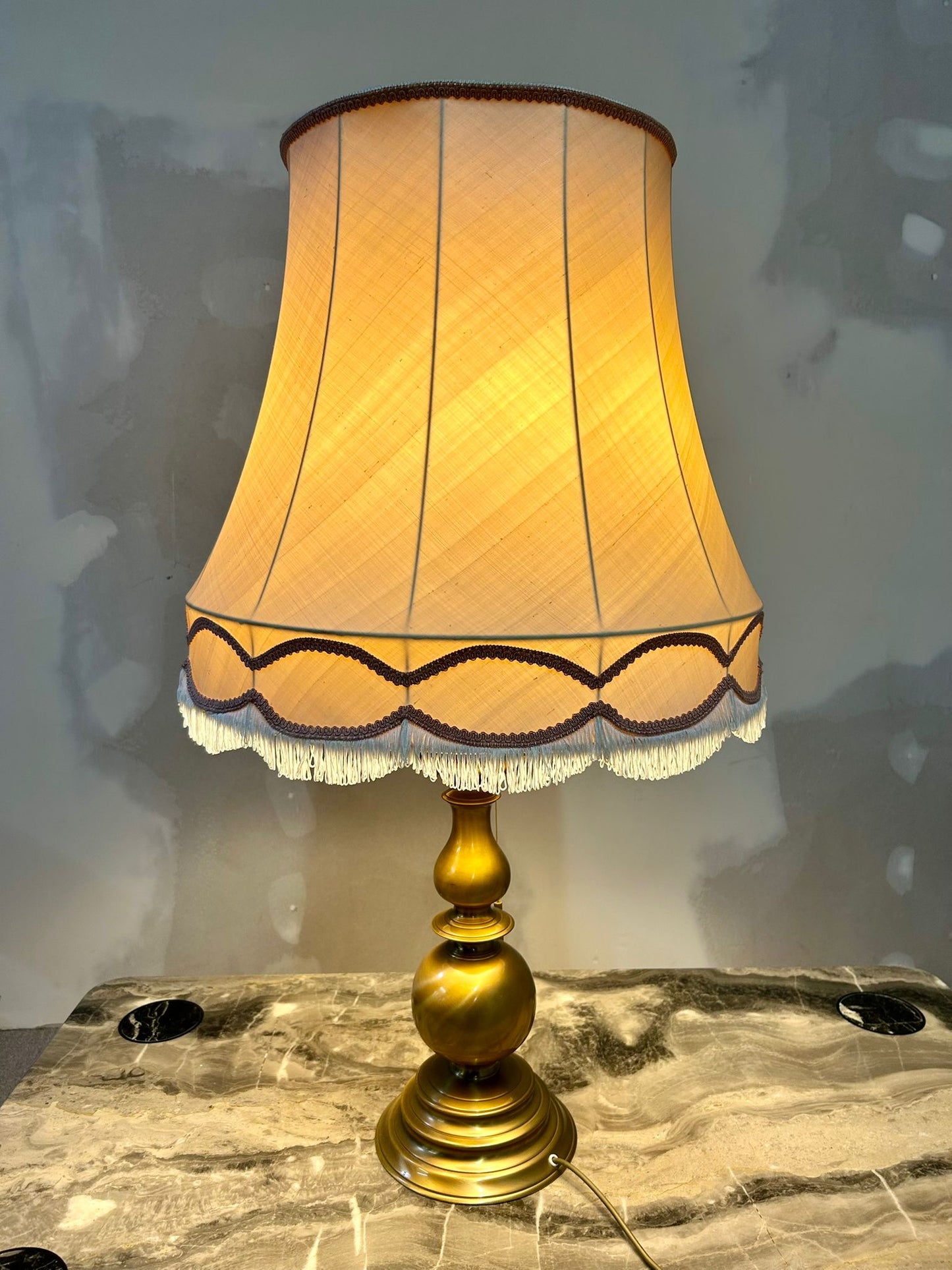 Vintage Tischlampe mit goldfarbenen Sockel und Stoffschirm