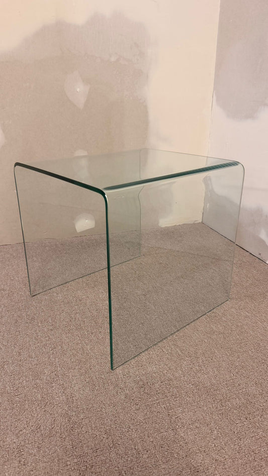 Eleganter Beistelltisch aus hochwertigem, gebogenem Sicherheitsglas