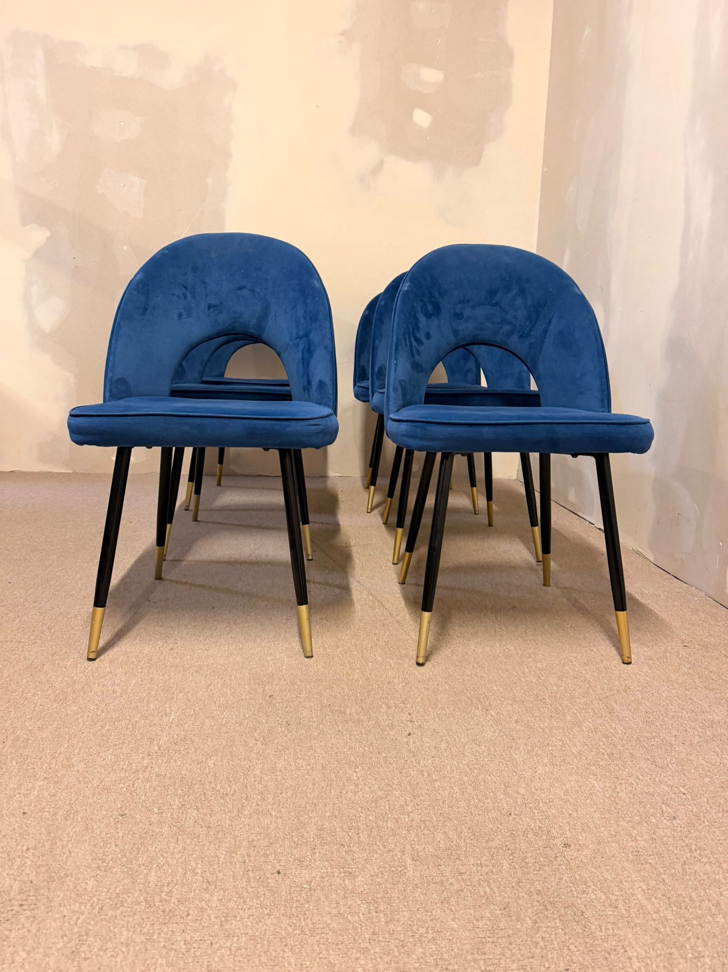 Moderne gepolsterte Esszimmerstühle mit blauem Samtstoff