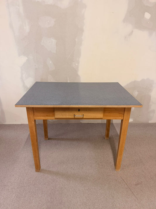 Robuster Vintage Tisch mit Schublade und Resopalplatte