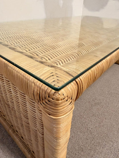 Rattan Couchtisch im Coastal Stil mit Glasplatte