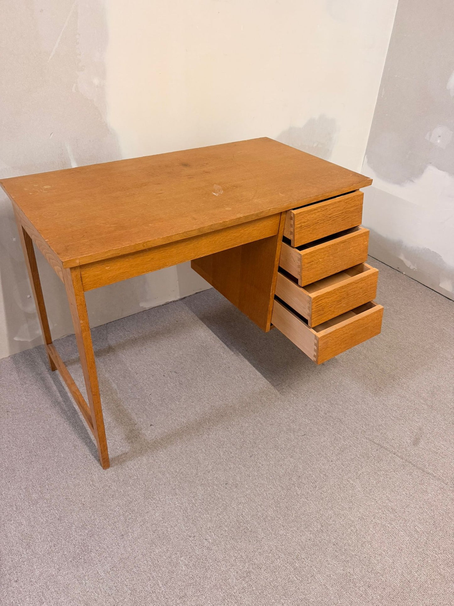 Vintage Schreibtisch aus Holz im Mid-Century Stil