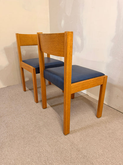 Holzstühle mit blauen Sitzflächen, Esszimmerstühle