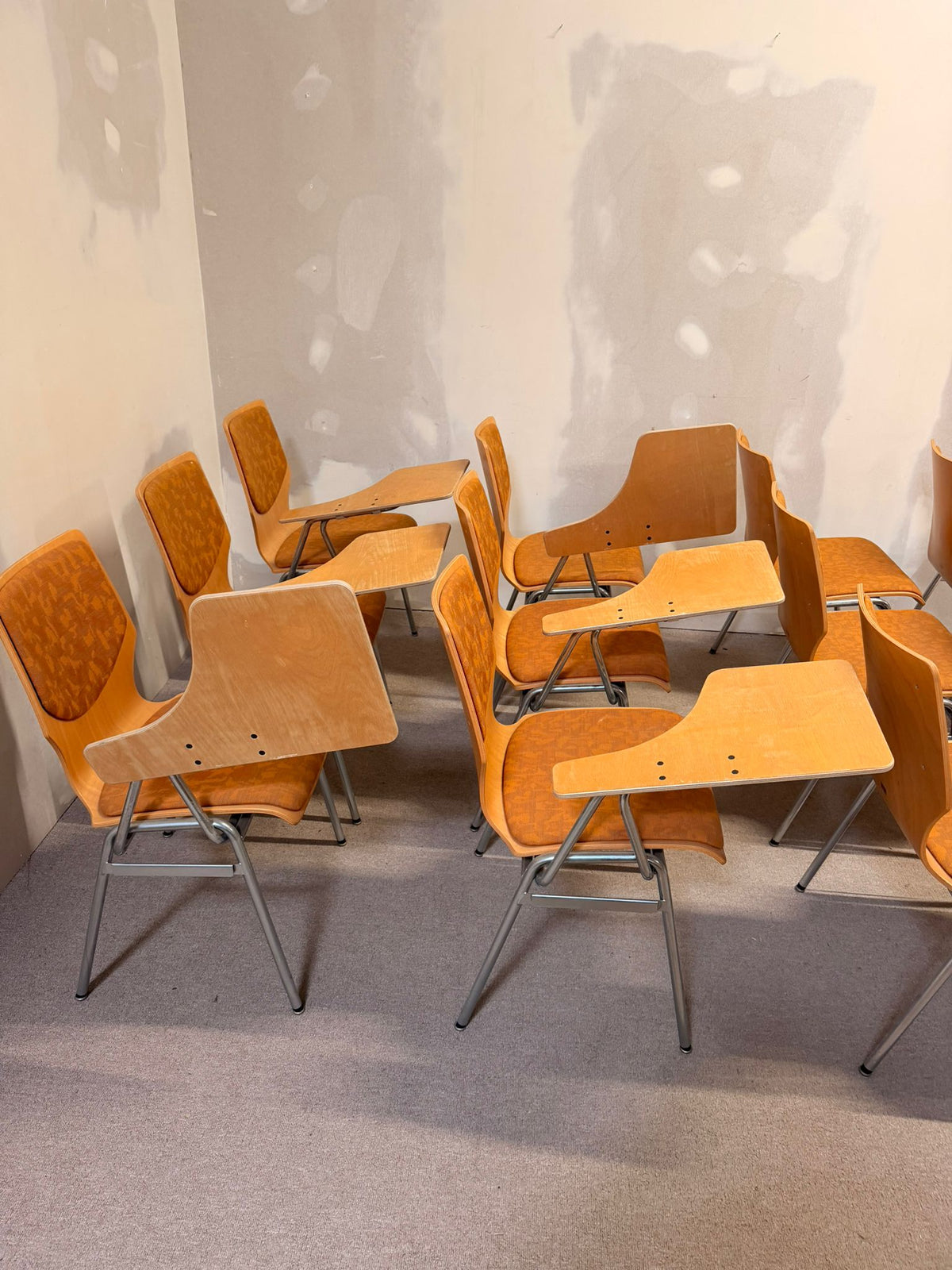 Vintage Stühle mit Schreibplatte stapelbar Seminarstuhl