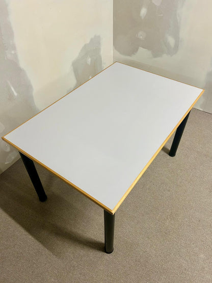 Tisch, Küchentisch mit weisser Tischplatte, schwarze Beine