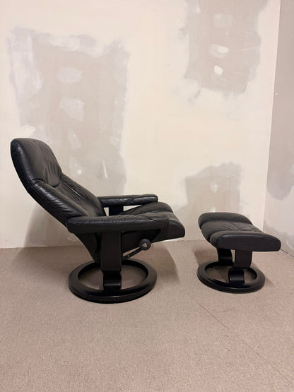 Stressless Consul Relaxsessel mit Hocker aus Leder, schwarz
