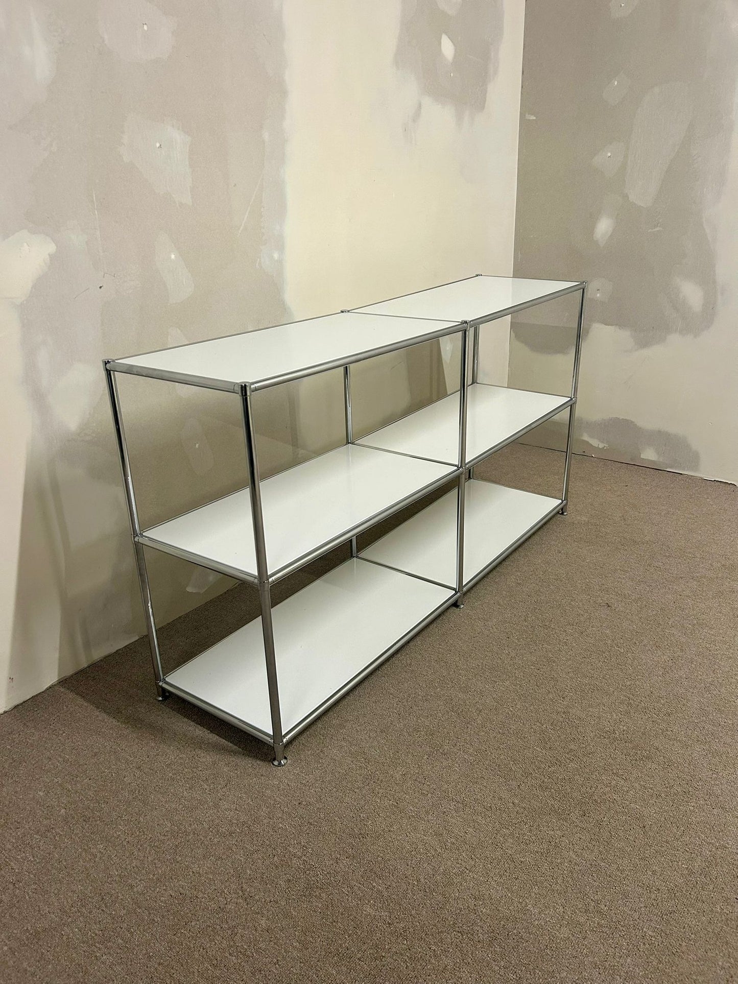 Weisses Regal im Stil wie USM mit 6 Tablaren, Sideboard