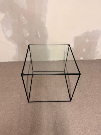 Würfelförmiger Beistelltisch Cube aus schwarzem Metall/ Glas