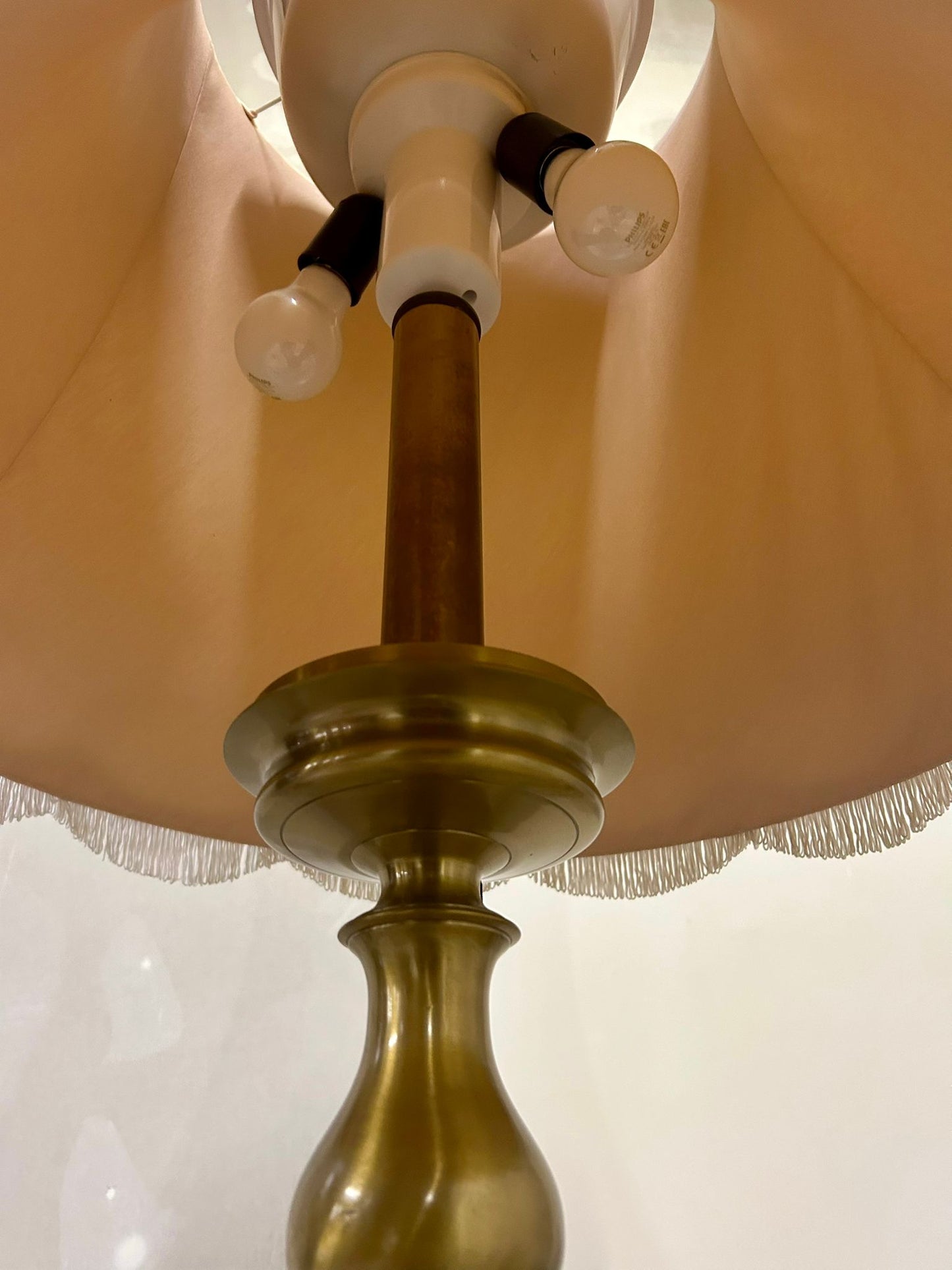 Vintage Tischlampe mit goldfarbenen Sockel und Stoffschirm