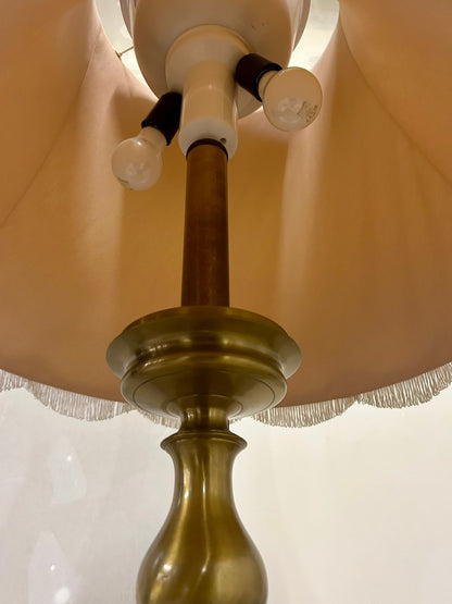 Vintage Tischlampe mit goldfarbenen Sockel und Stoffschirm