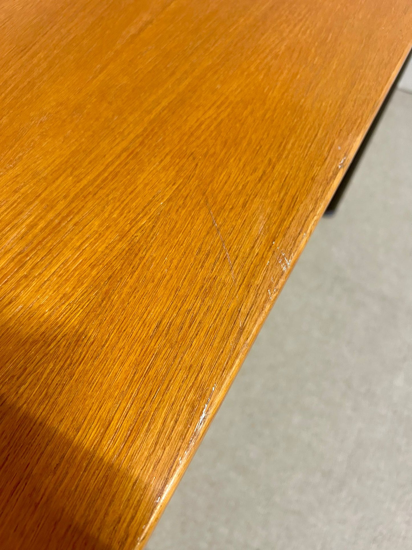 Robuster Esstisch, Tisch mit Stahlrahmen, Bürotisch