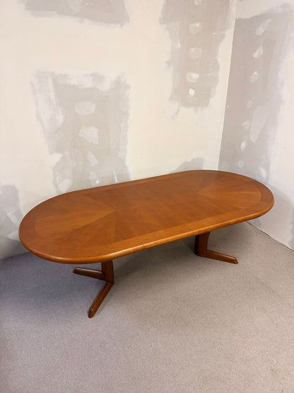 Mid Century Esstisch oval aus Holz ausziehbar in 2 Stufen