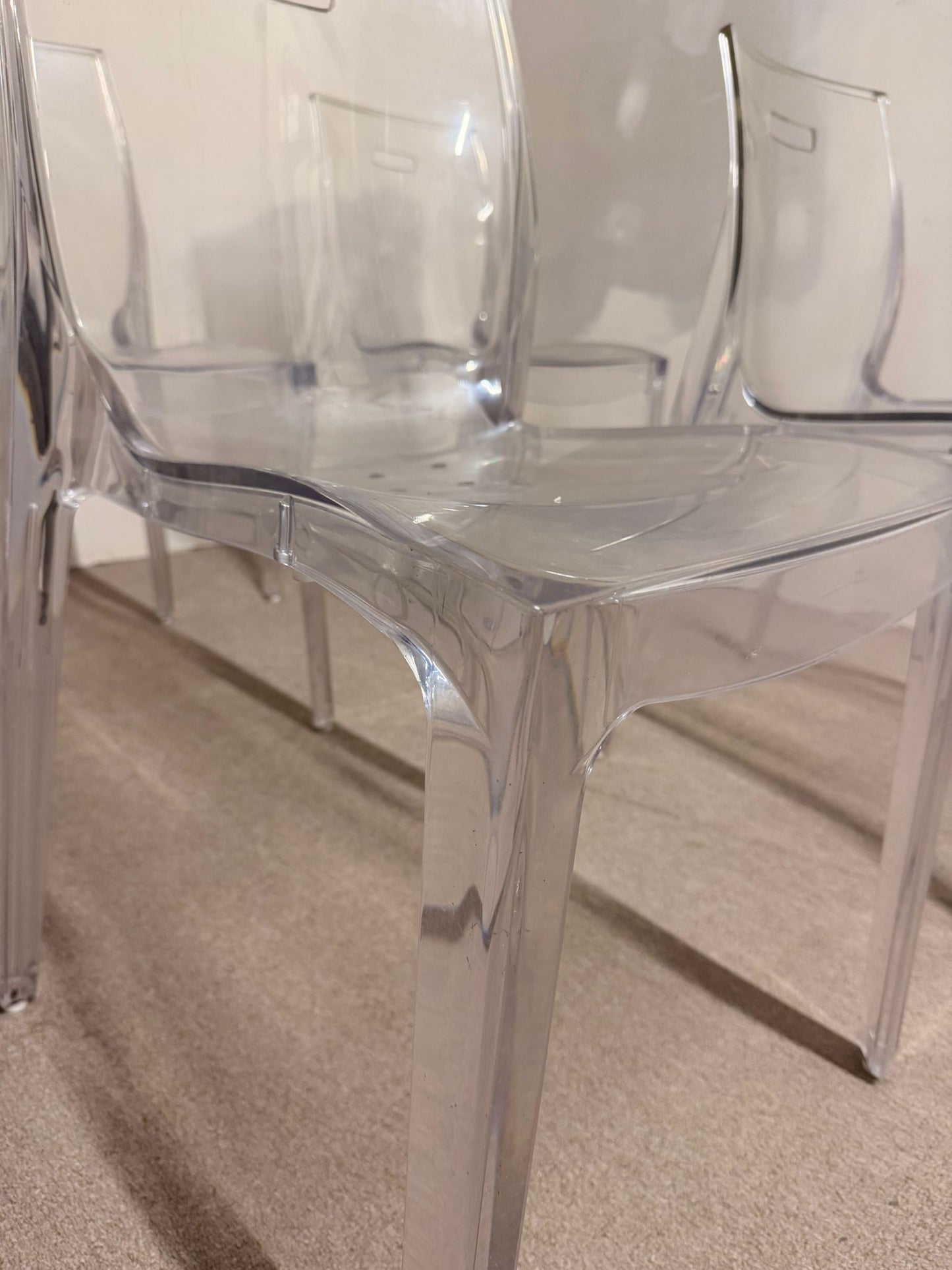 Designer Stühle aus Acrylglas, transparent und stapelbar