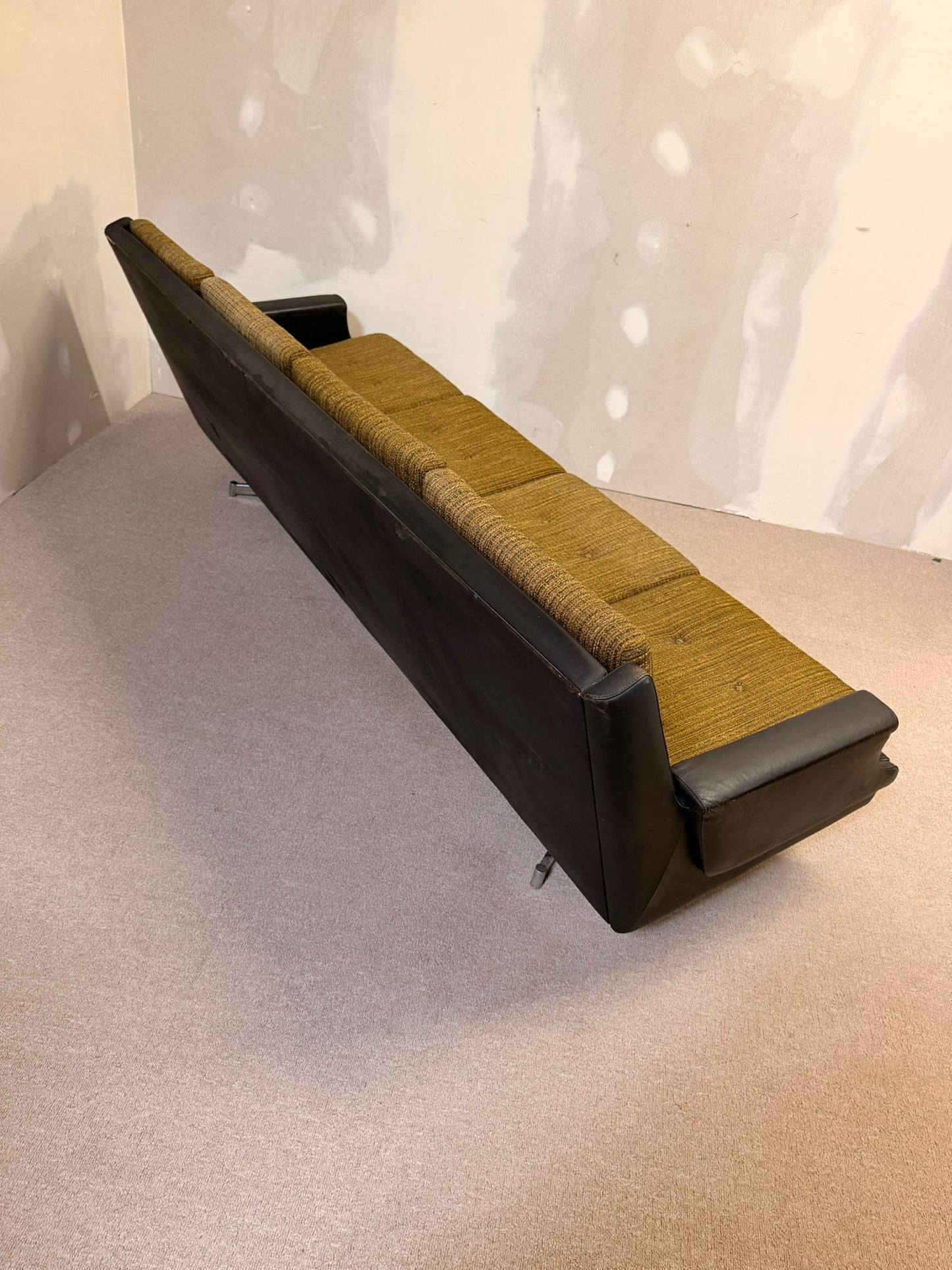 Edles vintage 4-sitzer Sofa mit Metallfüssen, Leder 70`s