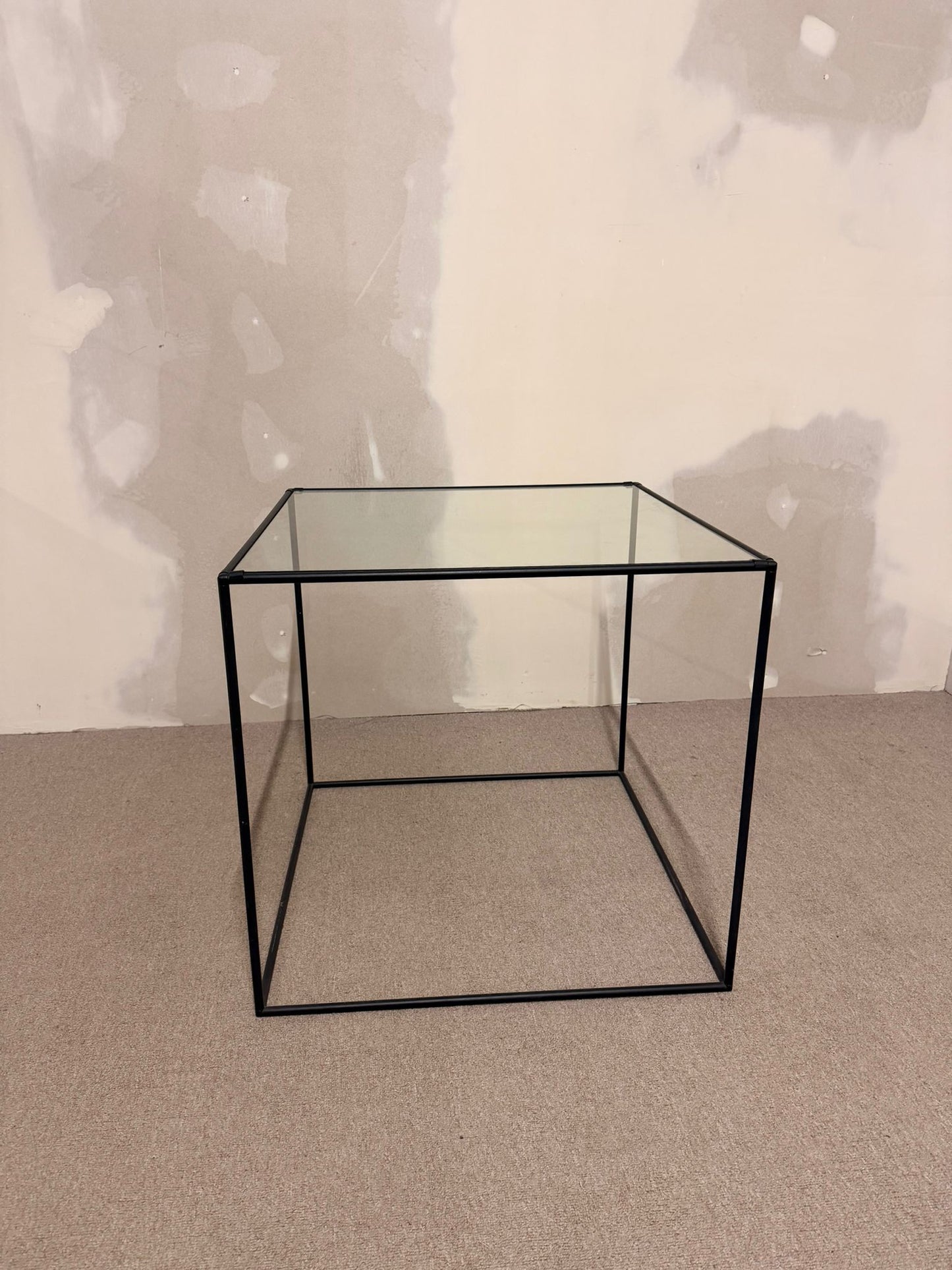 Würfelförmiger Beistelltisch Cube aus schwarzem Metall/ Glas