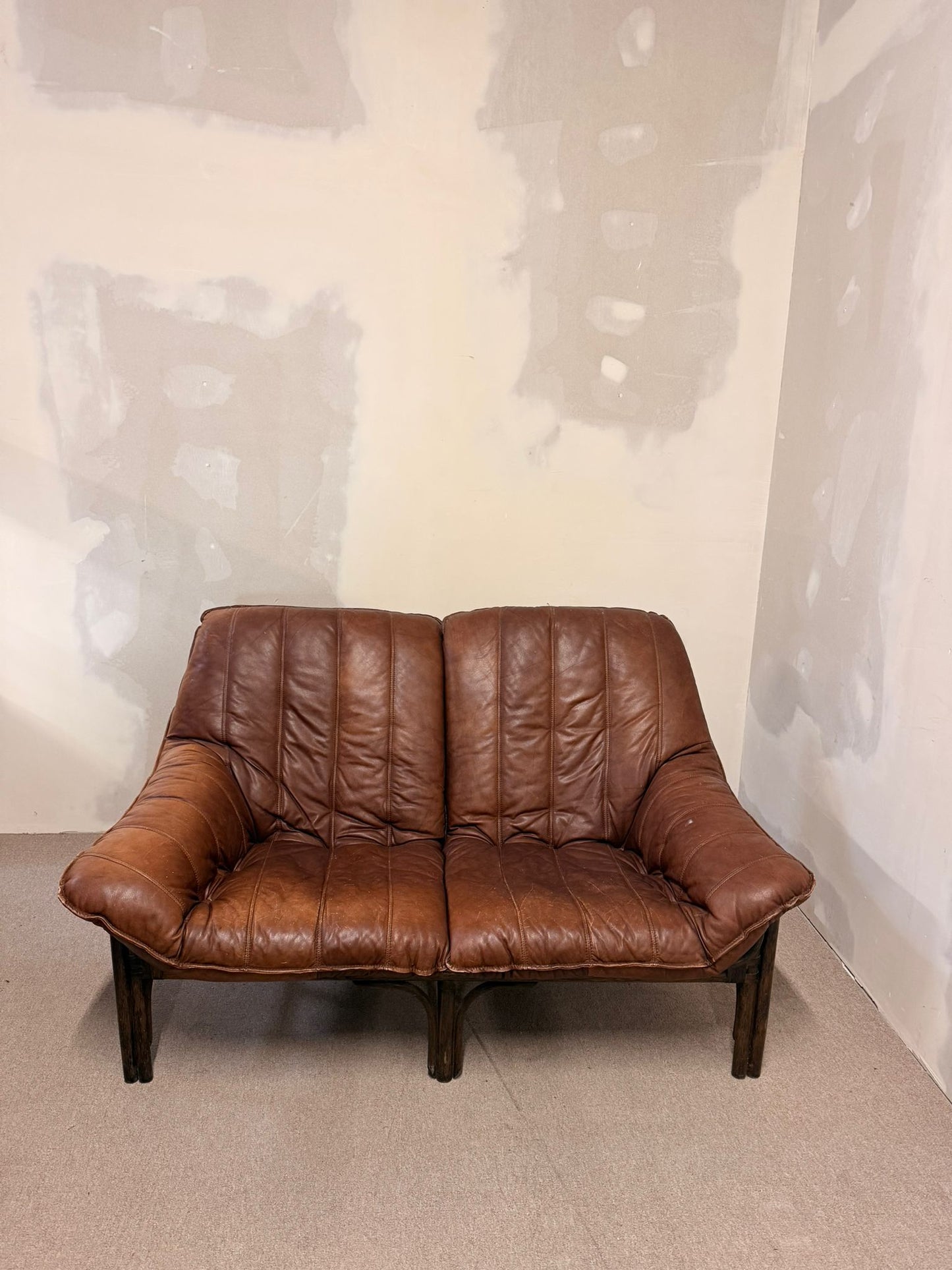 Vintage 2-sitzer Ledersofa mit Bambusgestell aus den 60er
