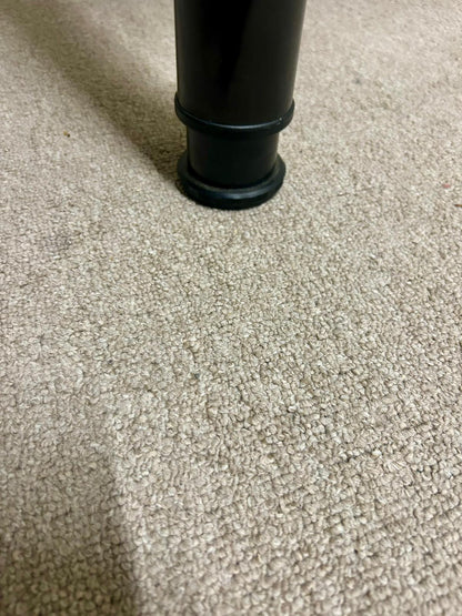 Tisch, Küchentisch mit weisser Tischplatte, schwarze Beine
