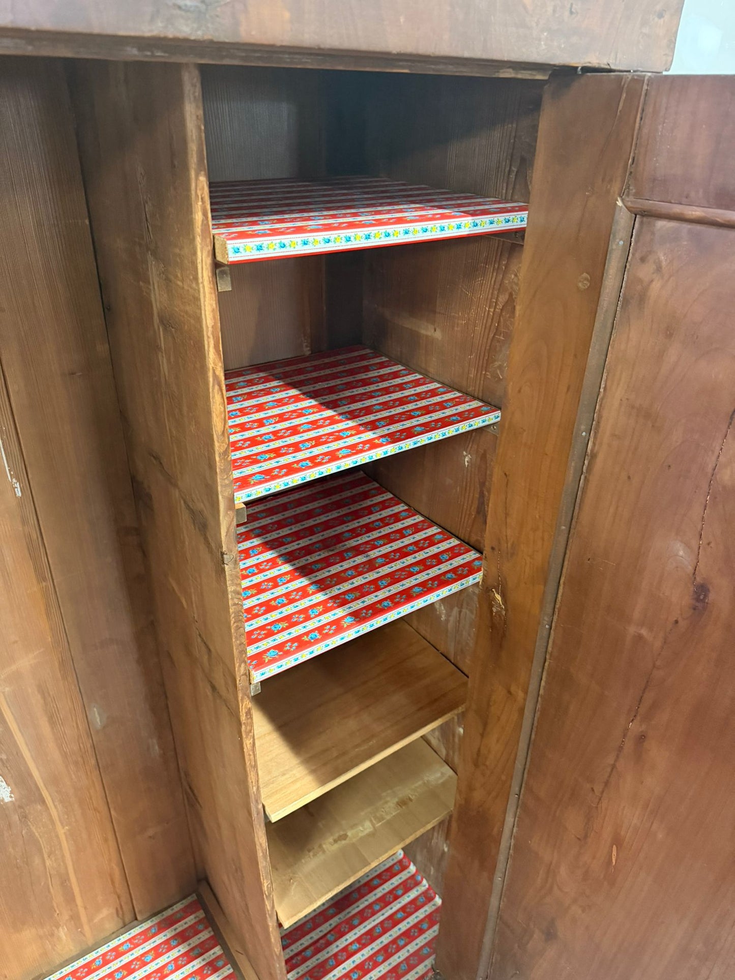 Antiker Biedermeier Schrank aus Holz mit Regalböden um 1930