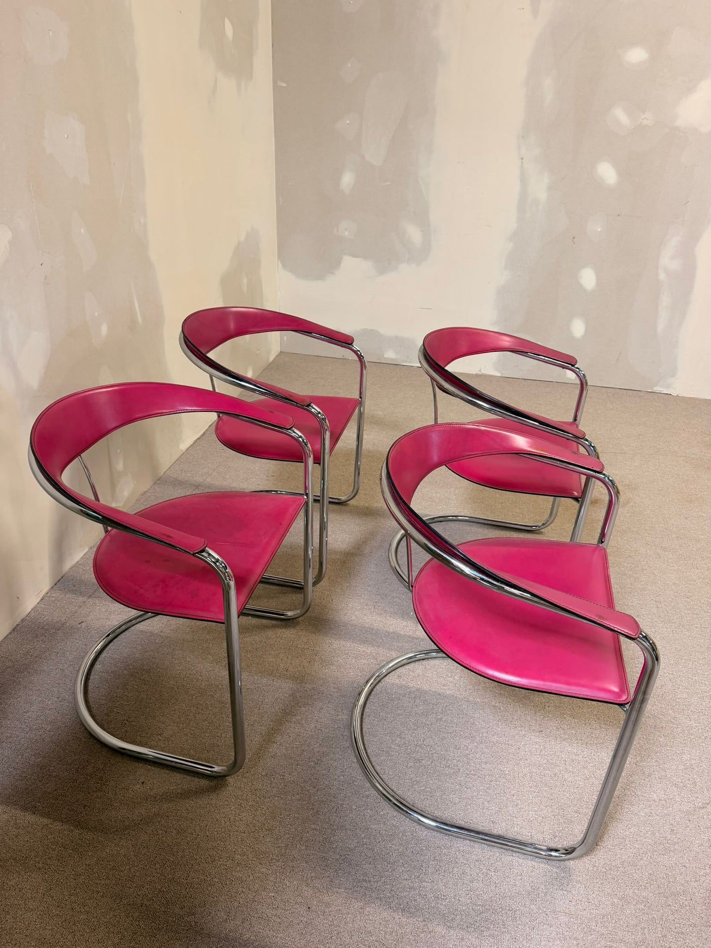 Seltene Canasta Freischwinger Stühle in Pink Arrben Italy