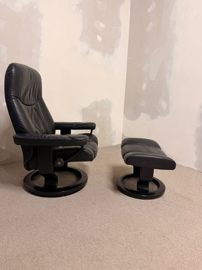 Stressless Consul Relaxsessel mit Hocker aus Leder, schwarz